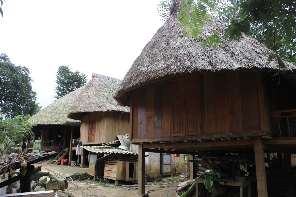 Bà Đai tỏ vẻ phấn khởi vì đã lâu lắm rồi mới được sinh hoạt trong ngôi nhà sàn truyền thống