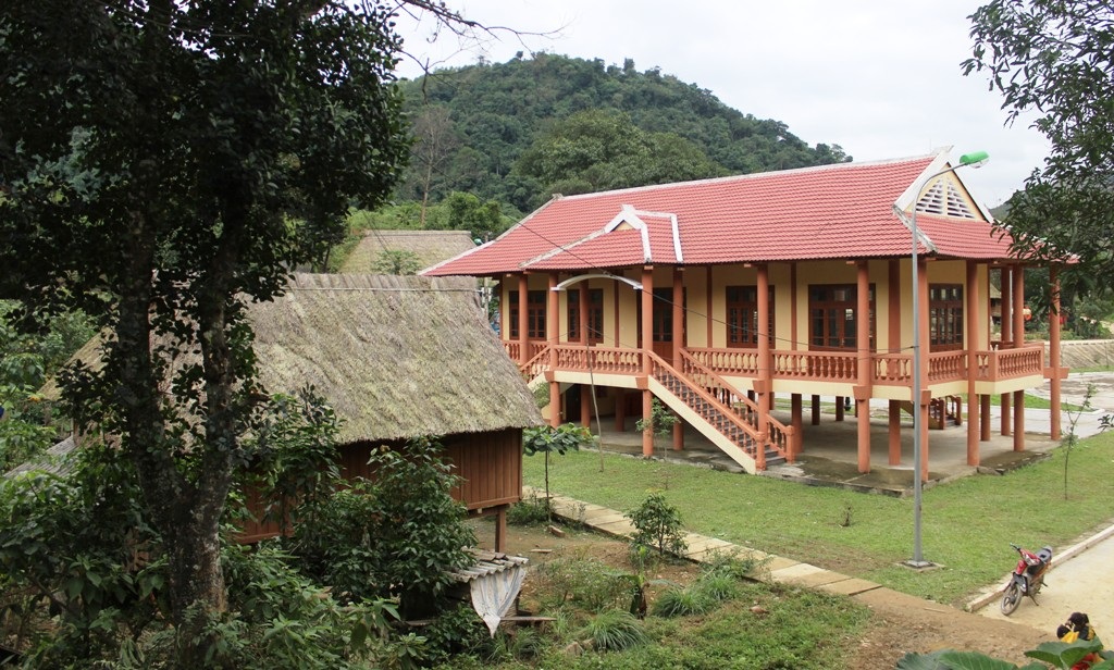 Bà Đai tỏ vẻ phấn khởi vì đã lâu lắm rồi mới được sinh hoạt trong ngôi nhà sàn truyền thống