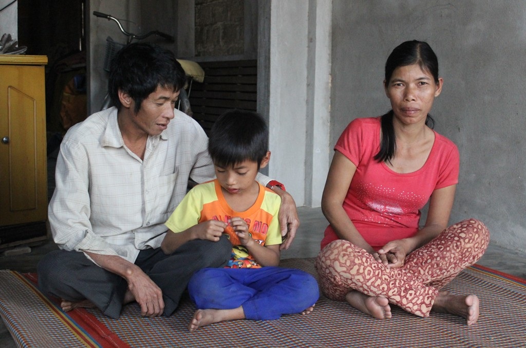 Điều anh Hùng thấy phấn khởi khi chuyển lên bờ sinh sống là con của anh đã được đến trường học chữ