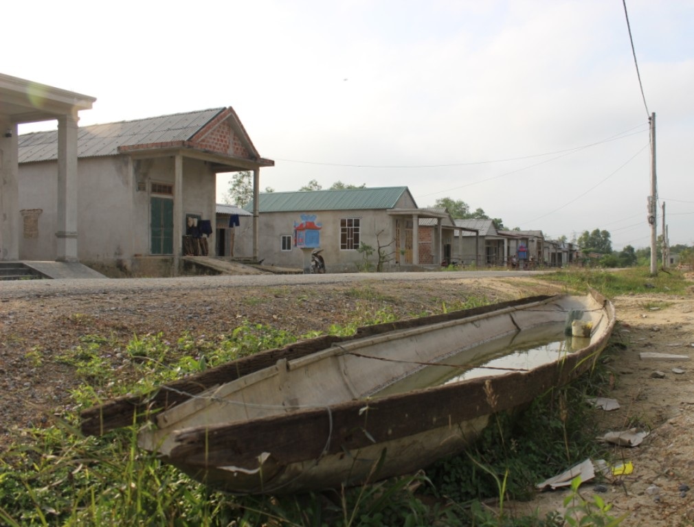 Chiếc đò, phương tiện mưu sinh của đa phần người dân tại khu tái định cư