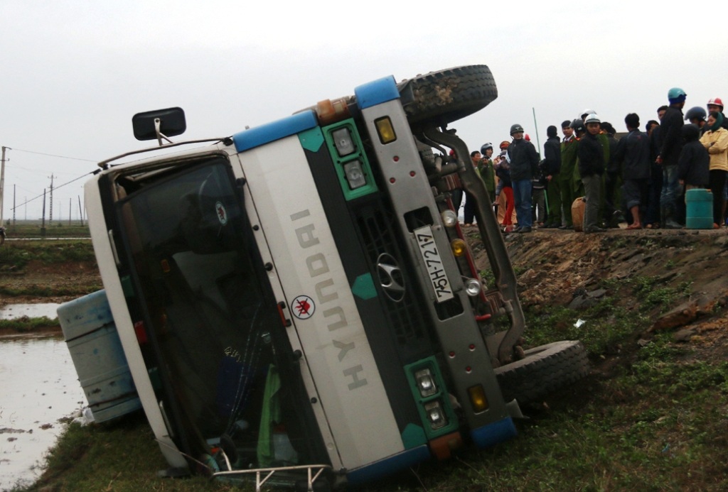 Xe chở dầu lao thẳng xuống ruộng lúa bên đường và lật nghiêng (Ảnh: H.Q)