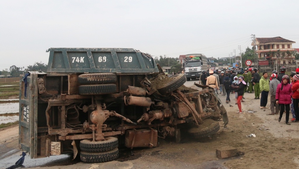 Xe tải cũng bị lật nghiêng, hư hỏng nặng