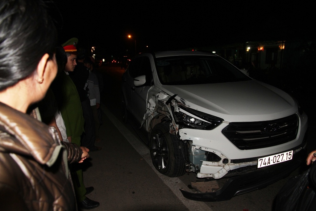 Chiếc xe ô tô gây tai nạn bị hư hỏng phần đầu xe