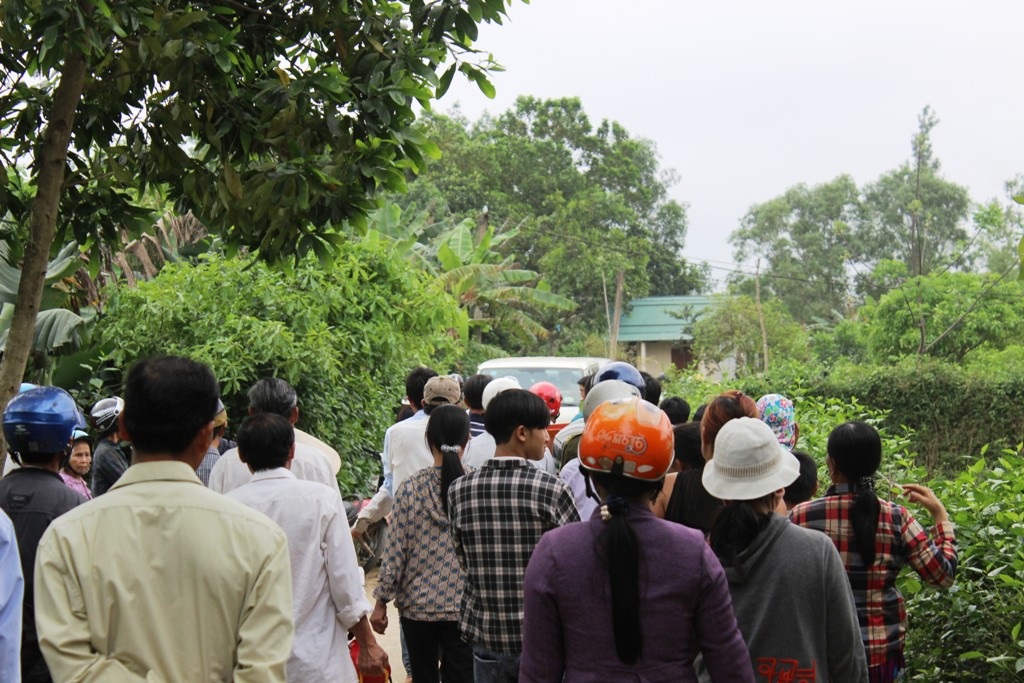 Rất đông người dân biết tin và đến chứng kiến sự việc