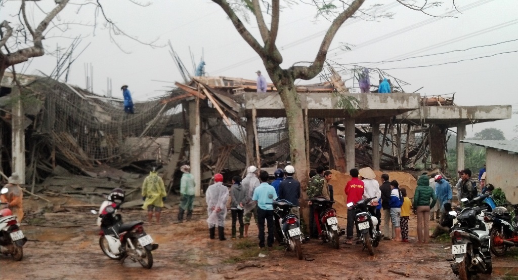 Đình chỉ thi công khu chợ bị sập trần - 3 Cơ quan chức năng đã tạm đình chỉ thi công để tiếp tục điều tra nguyên nhân sự cố