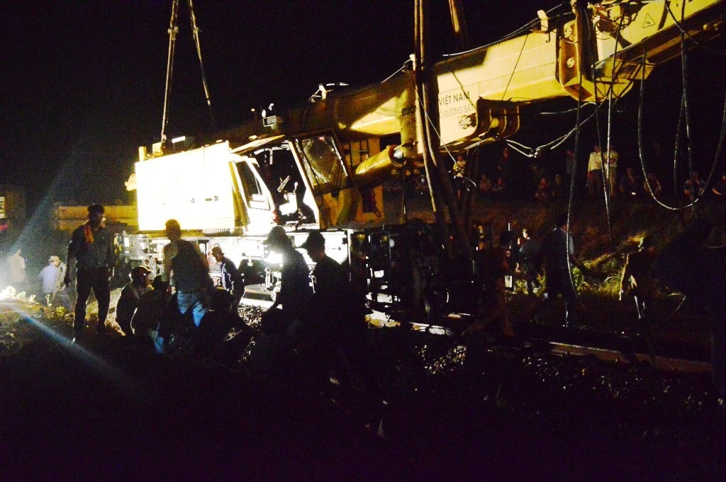 Chiếc cần cẩu đã được kéo thành công về ga Diên Sanh, tuyến đường sắt Bắc - Nam được khơi thông