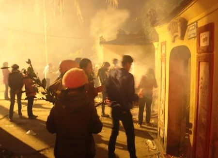 Thắp hương tưởng nhớ các vị đã có công lập làng