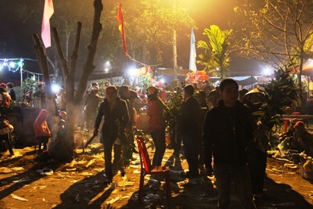 Rạng sáng ngày 3 Tết Âm lịch, hàng trăm người dân nô nức đi lễ hội chợ đình để cầu may