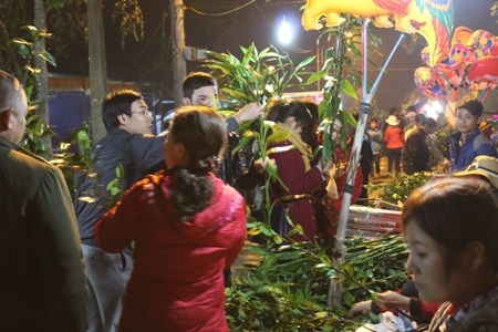 Nhiều người chọn cho mình những nhành lộc đầu xuân