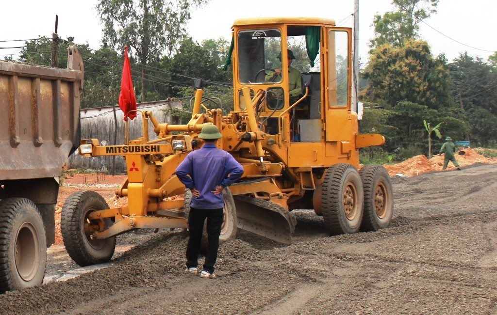 Anh Võ Văn Sơn điều khiển máy san đường 