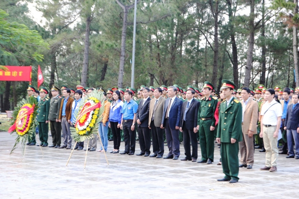 Quảng Trị: Hơn 2.000 cán bộ, Đoàn viên, thanh niên dâng hương, gắn hoa tri ân các liệt sĩ