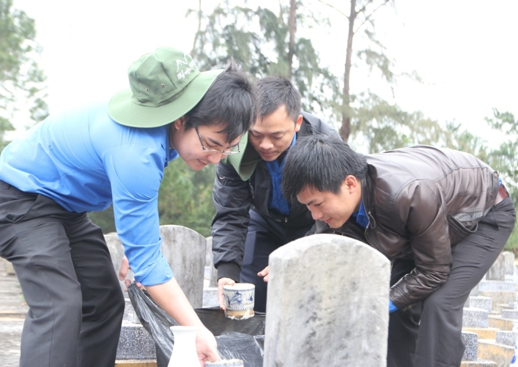 Lục lượng Đoàn viên thay mới bát hương trên phần mộ các anh hùng, liệt sĩ