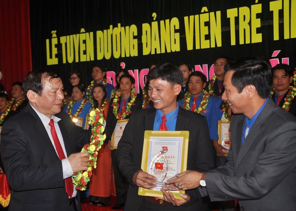 Quảng Trị: Tuyên dương 85 Đảng viên trẻ tiêu biểu - 2 Trao chứng nhận cho 6 đảng viên trẻ xuất sắc