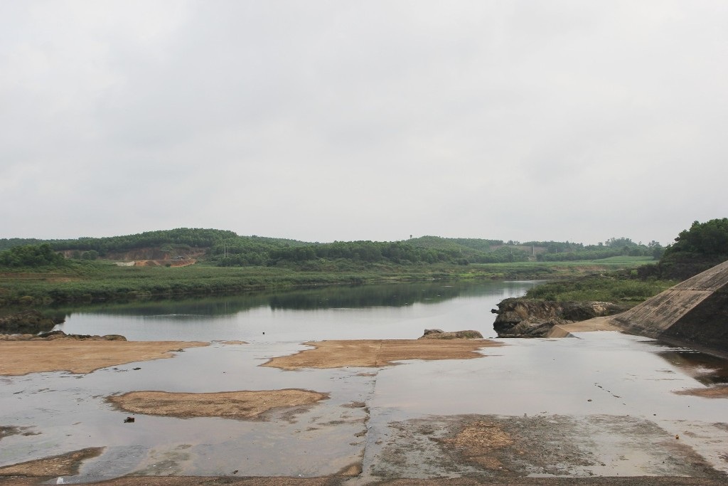 Đập thủy lợi cạn nước trầm trọng