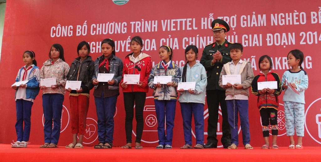 Học bổng Vì em hiếu học đến với học sinh huyện nghèo. (Ảnh: Đăng Đức)