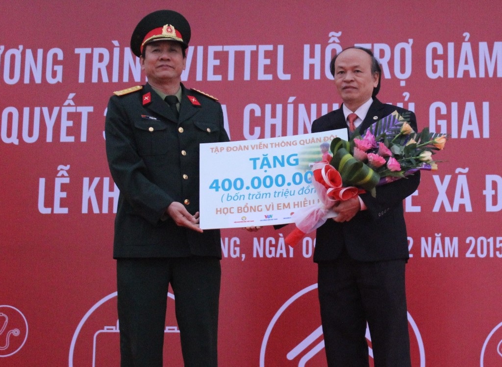 Đại diện Viettel trao biển tượng trưng 400 triệu đồng cho Hội Khuyến học tỉnh Quảng Trị