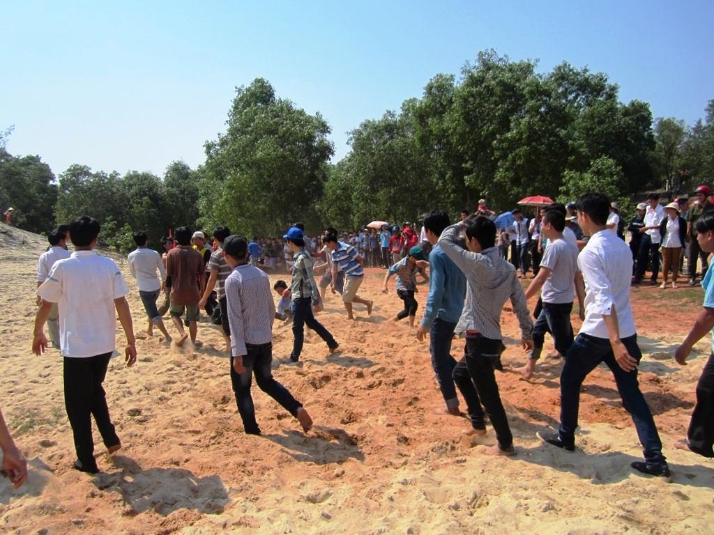 Hàng chục thanh niên tranh cù giữa tiết trời nắng gắt