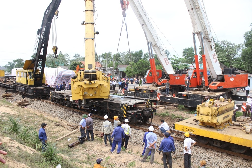 Dù đã đưa được cần cẩu lên đường ray nhưng sau đó không lâu cần cẩu lại bị lật theo hướng ngược lại