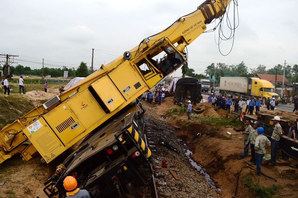 Dù đã đưa được cần cẩu lên đường ray nhưng sau đó không lâu cần cẩu lại bị lật theo hướng ngược lại