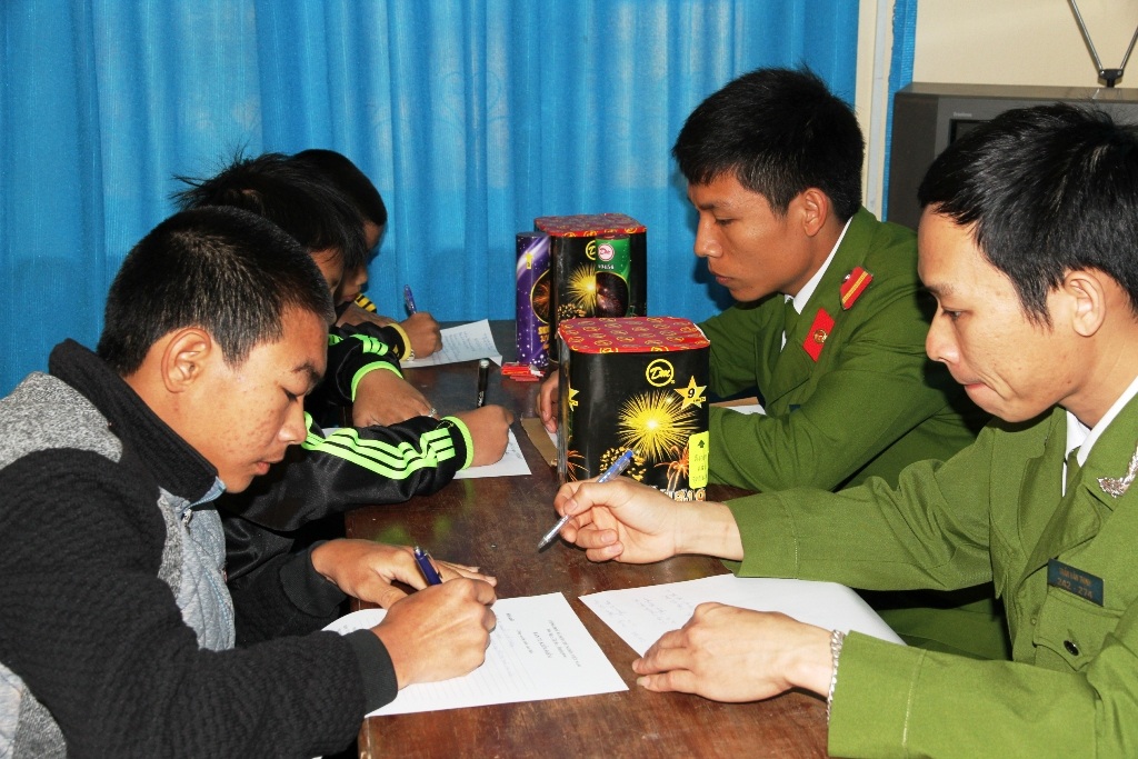 Xử phạt hành chính các đối tượng sử dụng pháo trái phép