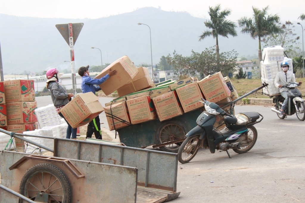 Công việc của họ vẫn diễn ra bình thường, cho dù là ngày  lễ 8/3 