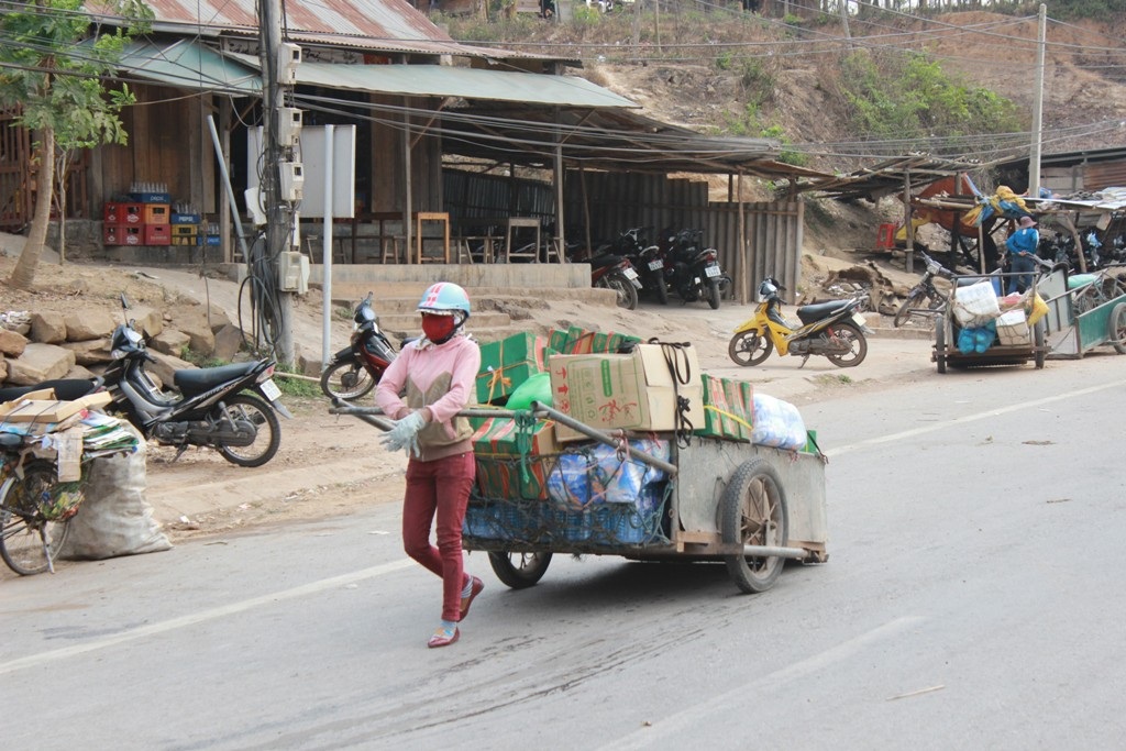 Nhờ nghề kéo xe mà một số chị đã thoát được cảnh nghèo đói