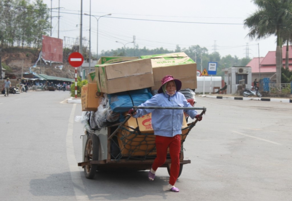 Công việc thường ngày của các chị là chở hàng thuê từ Việt Nam qua Lào và ngược lại