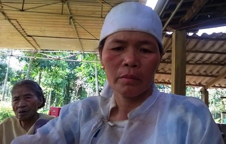 Bà Nở đau buồn thuật lại sự việc đã xảy ra với con và cháu mình