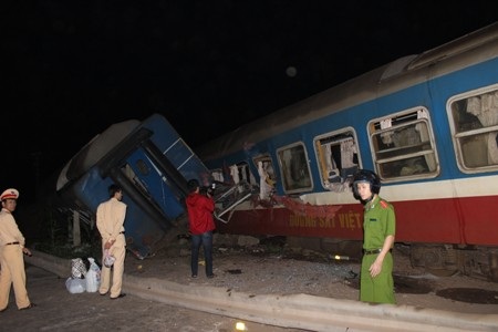 Hai toa tàu xoay chắn ngang góc 90 dộ so với đường ray