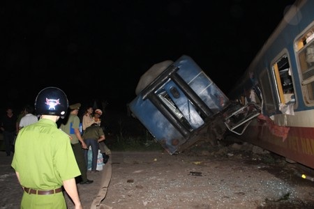 Hai toa tàu xoay chắn ngang góc 90 dộ so với đường ray