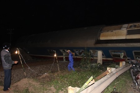 Sau khi va chạm, 3 toa tàu SE5 đã bị lật chắn ngang đường ray