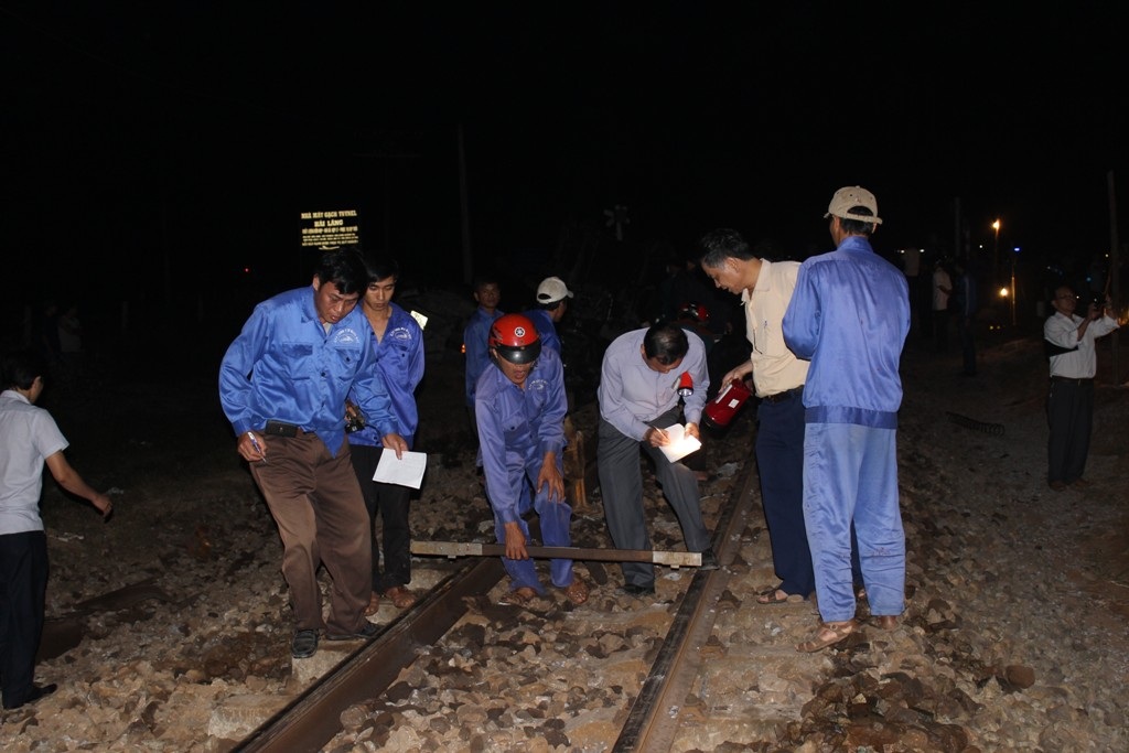 Phần đầu xe tải bị hất sang bên mép đường ray