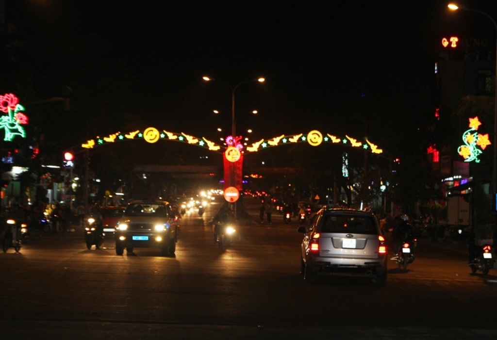 Tuyến phố chính TP Đông Hà tấp nập xe cộ (ảnh Tiến Nhất)