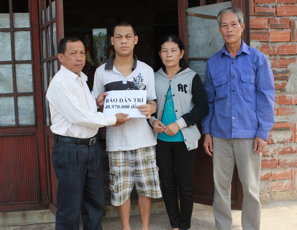 Ông Thái Viết Dũng, cán bộ UBND xã Triệu Thượng, huyện Triệu Phong đã trao tận tay số tiền 