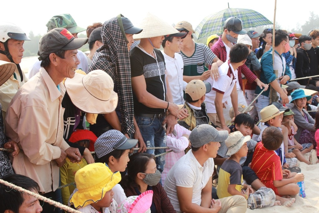 Hội vật diễn ra trong sự cổ vũ nồng nhiệt của khán giả