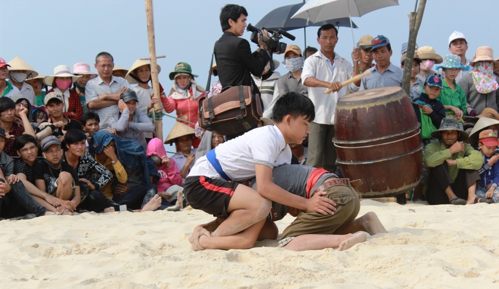 Hội vật diễn ra trong sự cổ vũ nồng nhiệt của khán giả