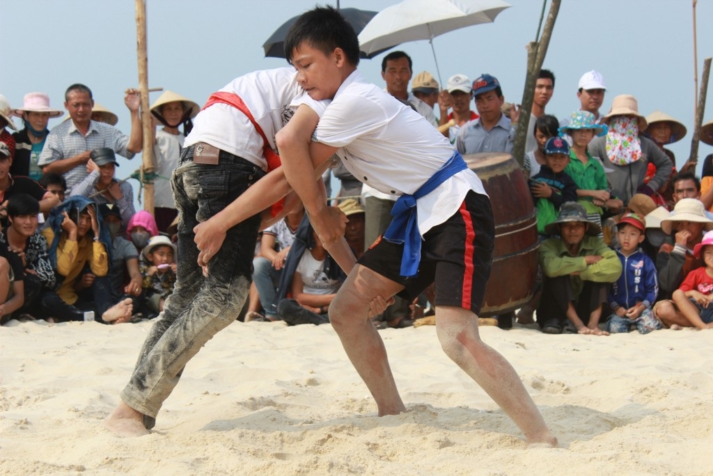 Hai đô vật cố gắng cầm cự, thăm dò lẫn nhau