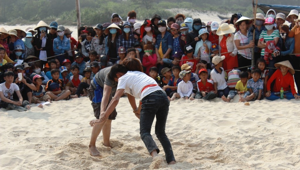 Ai cũng cố gắng kiềm chế đối phương xuất chiêu trước