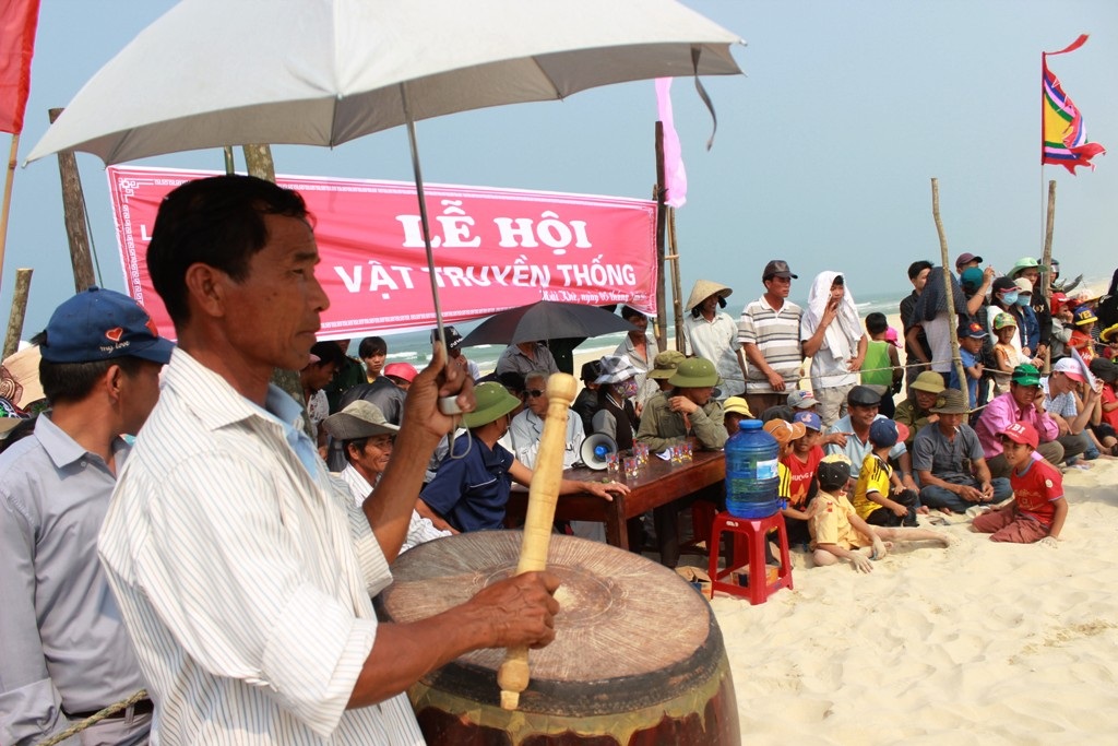 Tiếng trống rộn rã trong suốt hội vật