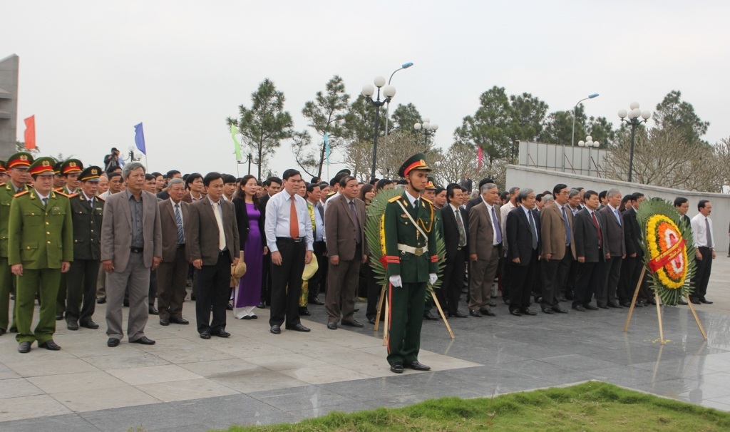 Quảng Trị: Dâng hương, dâng hoa tri ân các Anh hùng, liệt sĩ - 1 Lãnh đạo tỉnh cùng các Sở, ban ngành dâng hương tri ân các liệt sĩ tại Nghĩa trang Quốc gia đường 9