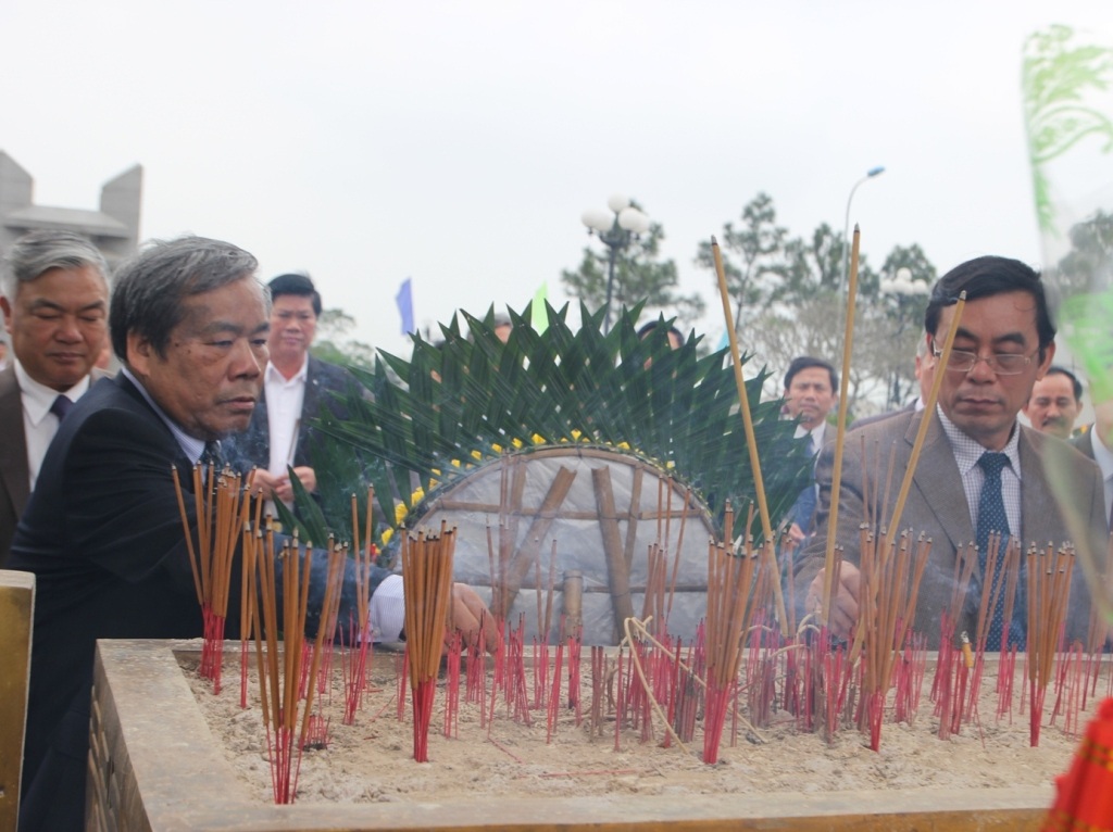 Quảng Trị: Dâng hương, dâng hoa tri ân các Anh hùng, liệt sĩ - 2 Thành kính dâng hương, tri ân các liệt sĩ