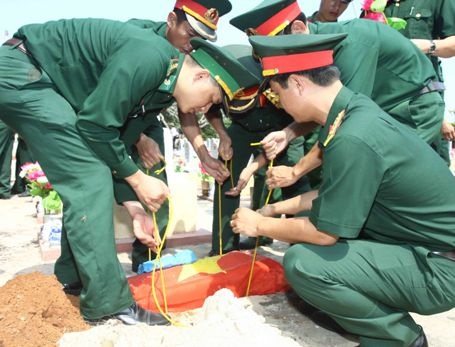 Quảng Trị: Truy điệu, an táng 14 hài cốt liệt sĩ - 1 Lễ an táng các liệt sĩ