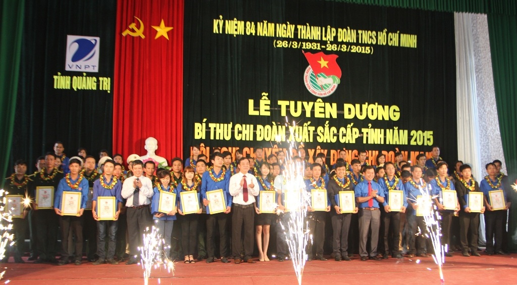 Quảng Trị: Tuyên dương 84 gương Bí thư Đoàn tiêu biểu - 2 Lãnh đạo tỉnh ủy Quảng Trị trao bằng chứng nhận và hoa cho các Đoàn viên tiêu biểu