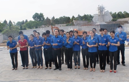 Quảng Trị: Những “thủ lĩnh” Đoàn nhiệt huyết trên vùng “đất lửa” - 2 Các thành viên trong chi đoàn dâng hương viếng các anh hùng, liệt sĩ
