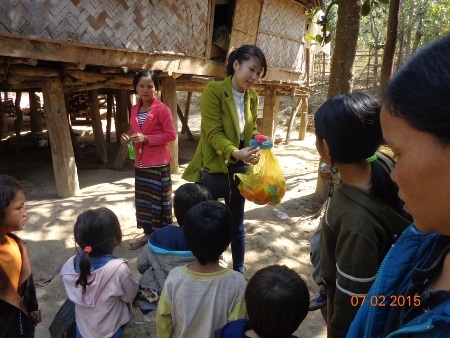 Quảng Trị: Những “thủ lĩnh” Đoàn nhiệt huyết trên vùng “đất lửa” - 4 ...Tặng quà cho trẻ em vùng khó khăn