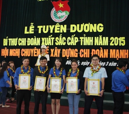 Quảng Trị: Những “thủ lĩnh” Đoàn nhiệt huyết trên vùng “đất lửa” - 5 ...Tặng quà cho trẻ em vùng khó khăn