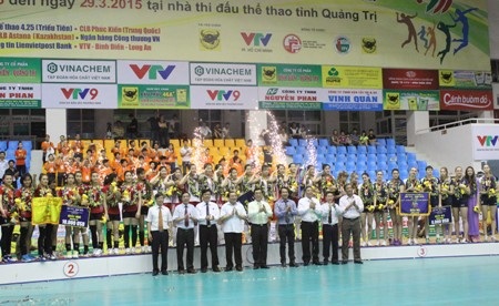 Ban tổ chức trao cúp, cờ và phần thưởng cho các đội đạt giải Nhất, Nhì, Ba