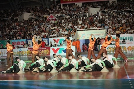 Đầu trận chung kết, khán giả được thưởng thức màn biểu diễn nghệ thuật đặc sắc