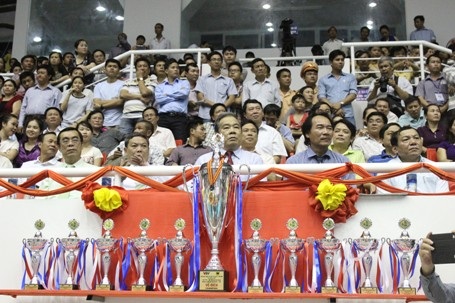 Những đội đạt giải sẽ được nhận cúp do Ban tổ chức trao tặng
