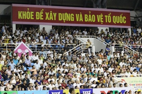 Khán giả đến cổ vũ cho các đội chật nứt Nhà thi đấu